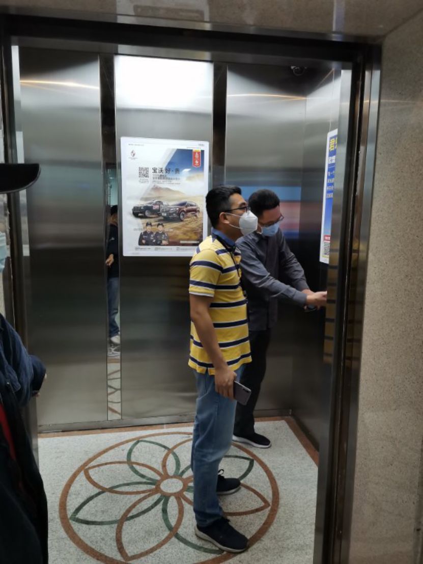 并张贴提示语,提醒乘坐电梯的人员在电梯间要戴口罩且避免交谈