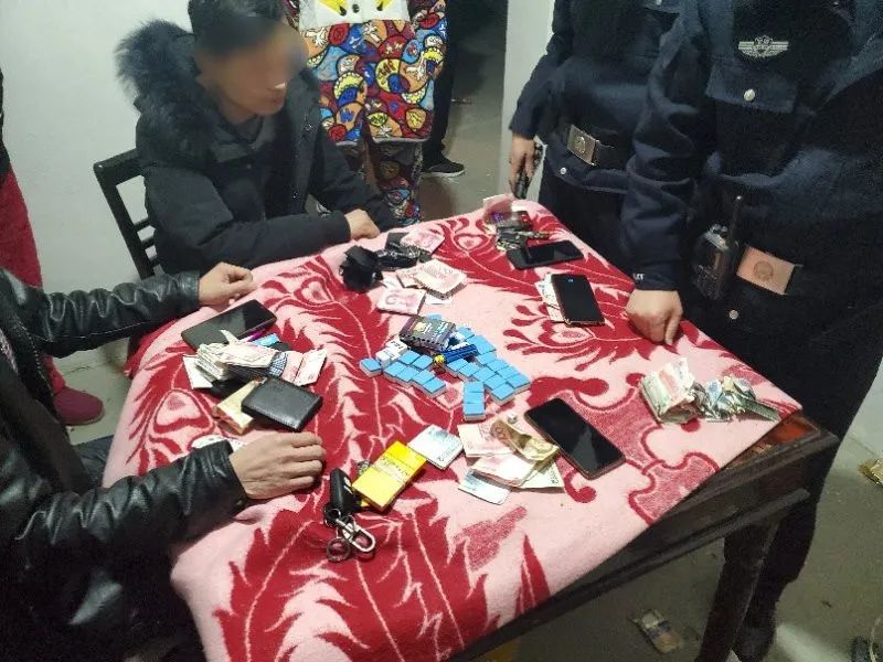 含山公安不断强化对牌九,二八杠,四字宝等形式的聚众赌博行为打击力度