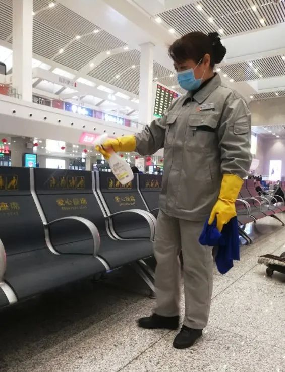 手持喷瓶的保洁员,也是柳州火车站最美的一道风景!