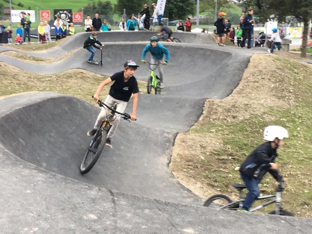 潮玩pumptrack运动场让自行车在泵道上浪起来