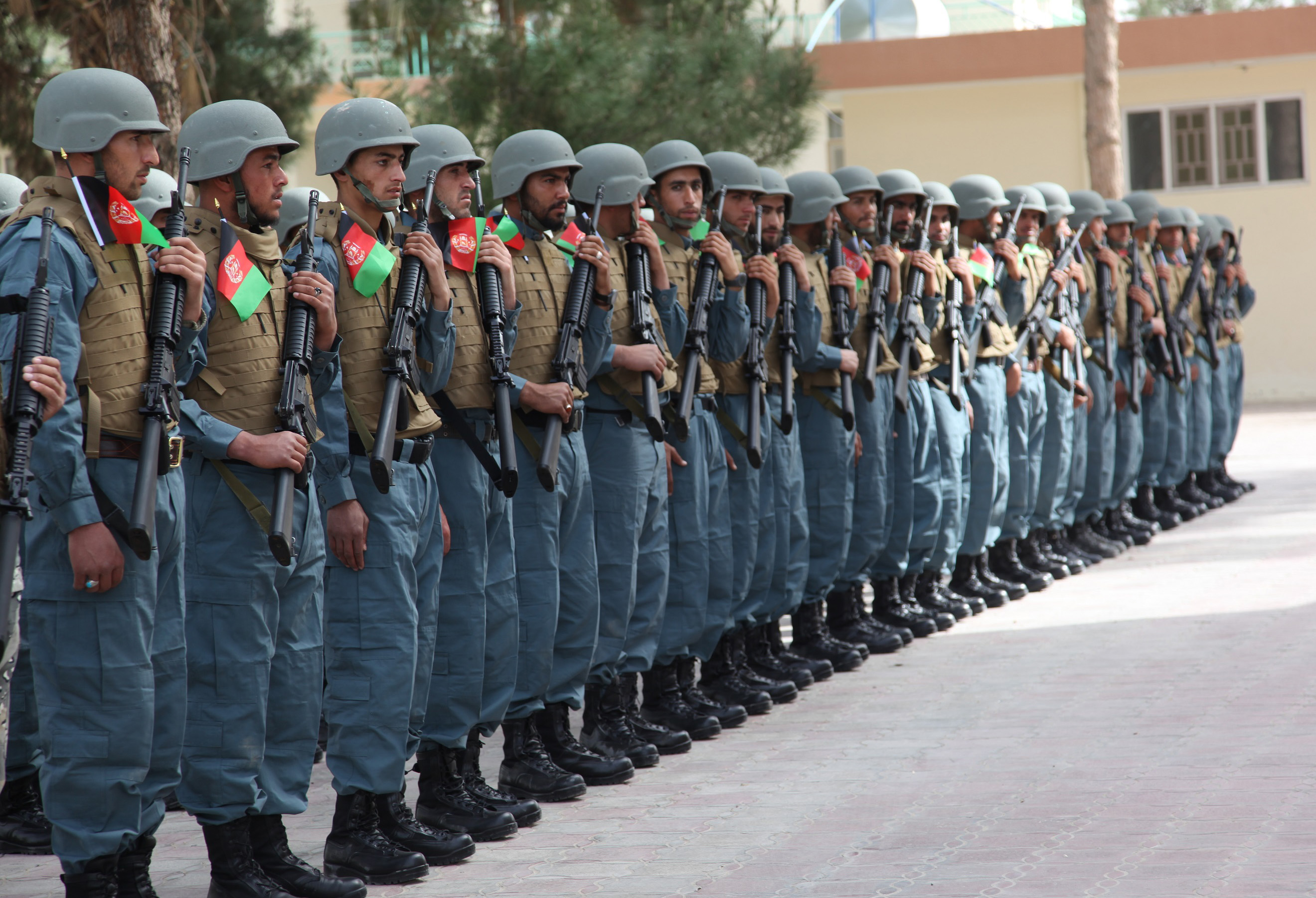 2月27日,在阿富汗南部赫尔曼德省拉什卡尔加,阿安全部队士兵参加纪念