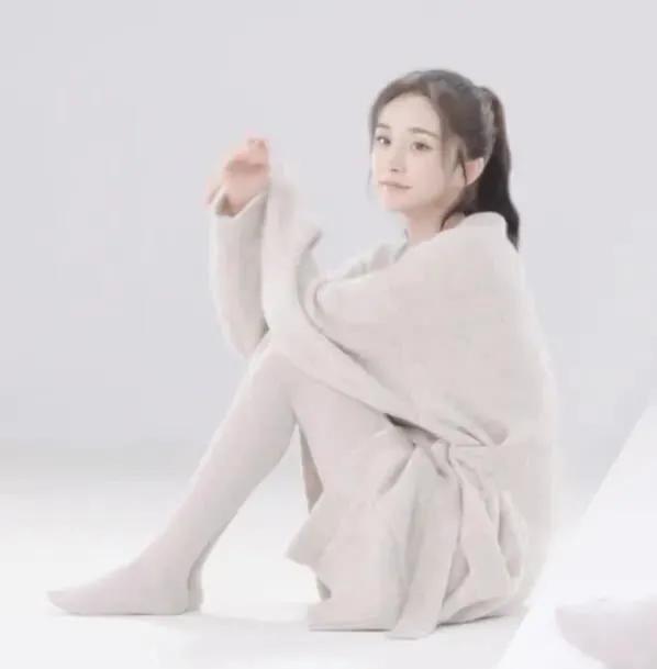 原创跟刘恺威离婚一年多杨幂白色丝袜格外吸睛少女感爆棚