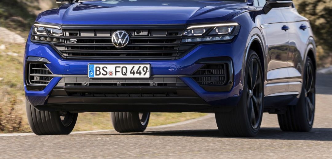 传动机构方面,途锐r使用8速tiptronic自动变速箱.