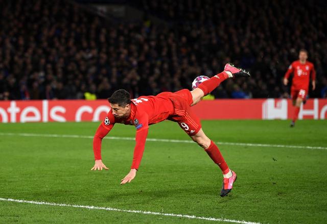 拜仁前锋莱万多夫斯基膝盖受伤,他将伤停4周左右的时间