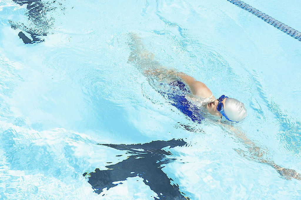 十分钟教你学会游泳仰泳手部动作