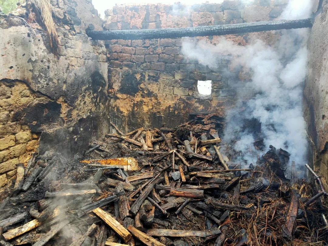 汕尾一老房子着火4部消防车16名指战员赶赴现场