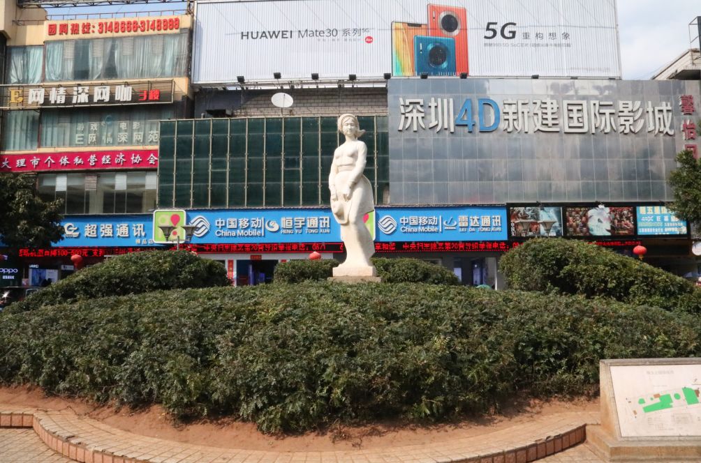 绿玉公园聊天,抽烟,吃东西.