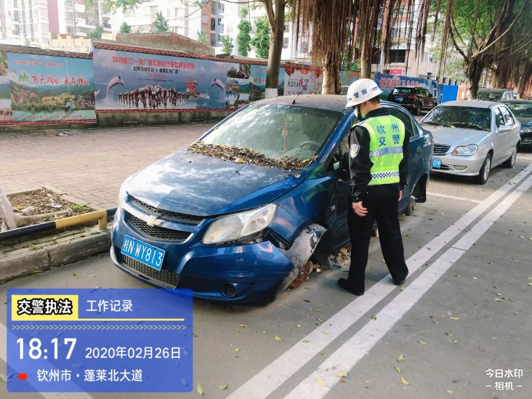 桂nwy813等小车交警叫你立即挪车