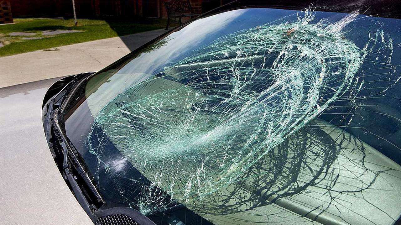 汽车挡风玻璃被砸了保险公司问话时别说这个字不然会拒赔