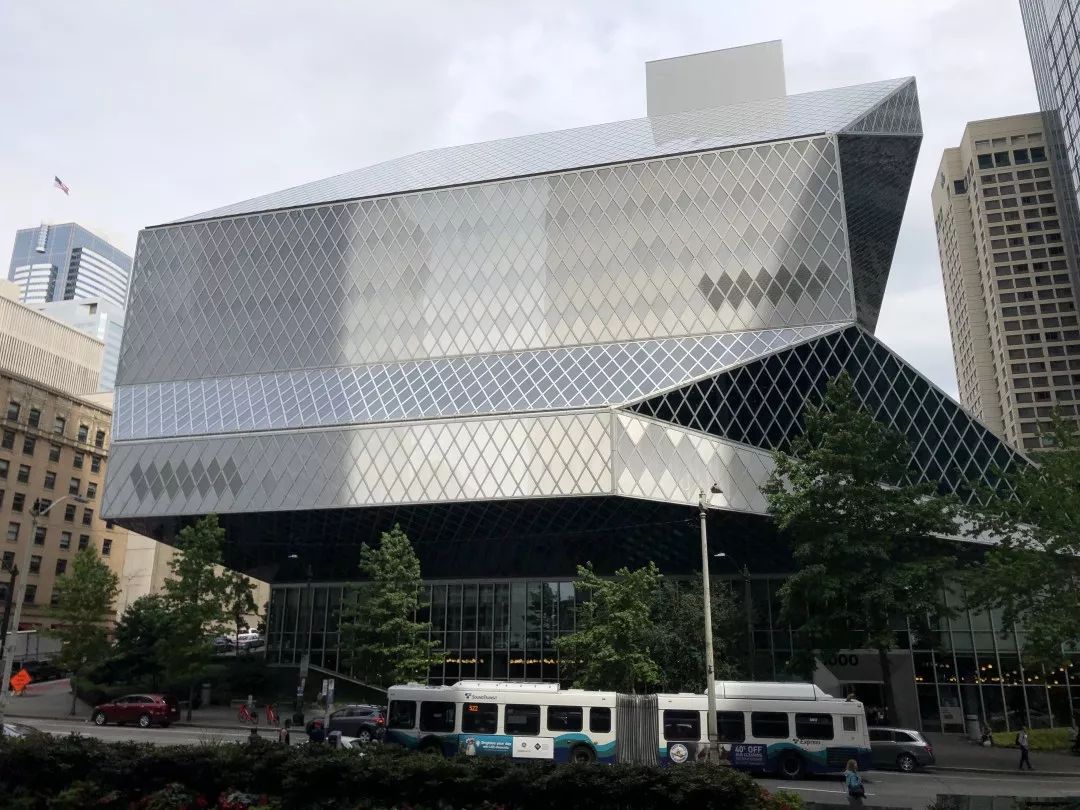 它是西雅图公共图书馆的主馆,由荷兰著名建筑大师雷姆·库哈斯(也是