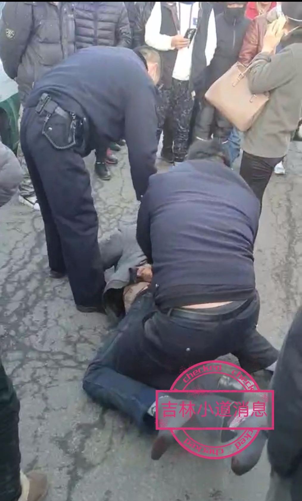 吉林一男子酒后打车变戏精殴打的哥暴力袭警还问有受伤的吗