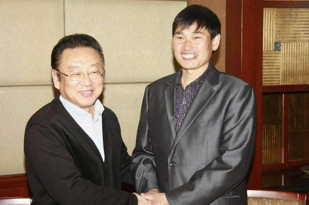 被造谣了两次的蒋大为和妻子现身机场张佩君大声怒怼跟拍者