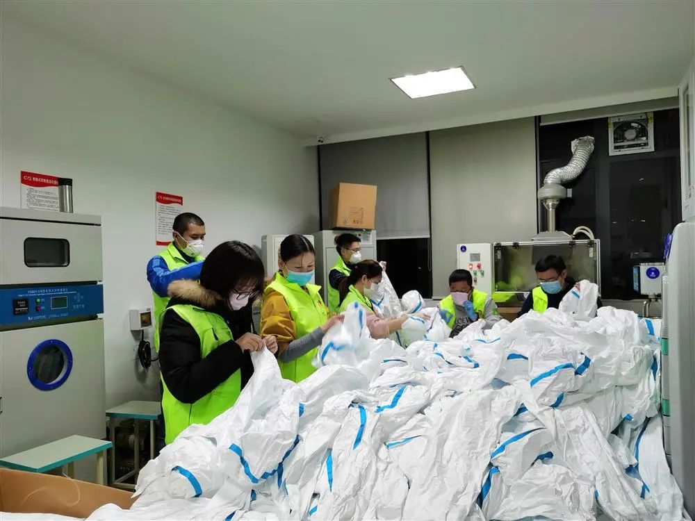 我在防护服厂当志愿者剪了一夜线头但想到战袍要送武汉就一点也不累了