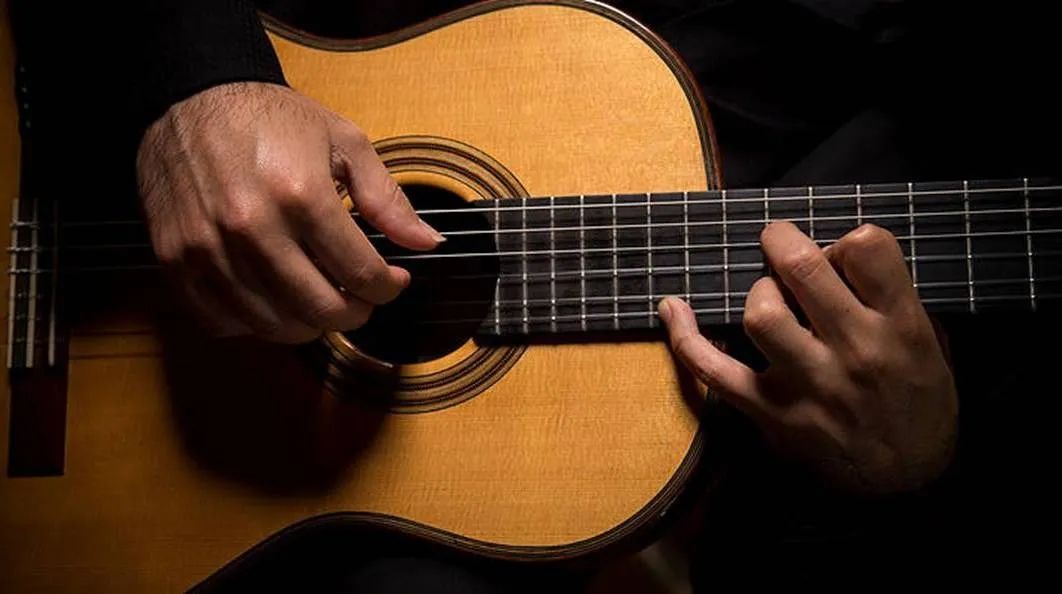 示范演奏关于古典吉他的一首轮指练习曲