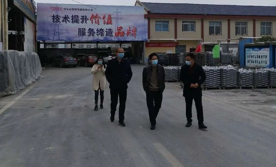 企业负责人刘家盛向陈建荣汇报了近期企业在疫情防控和复工复产方面