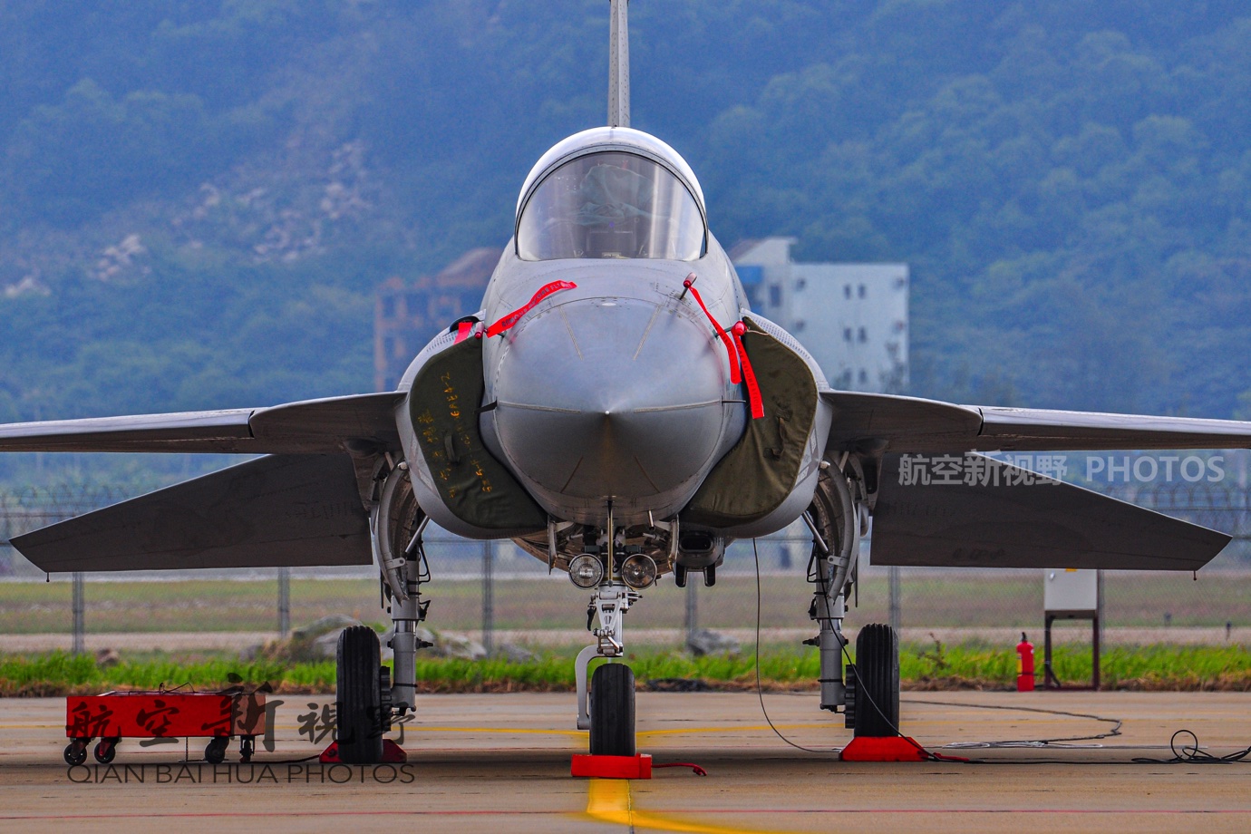 枭龙战斗机高清细节,蒙皮拼缝完美,轮胎未使用米其林邓禄普