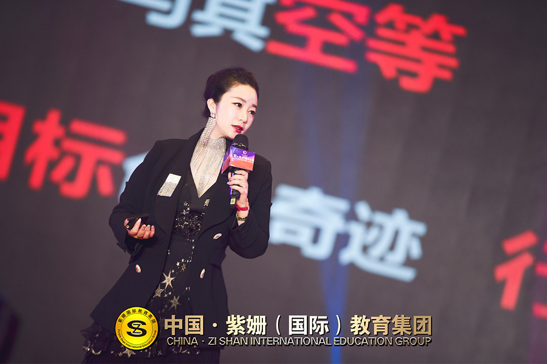 出书大师网畅销书作者陈紫姗:有美一朵,逐梦生香