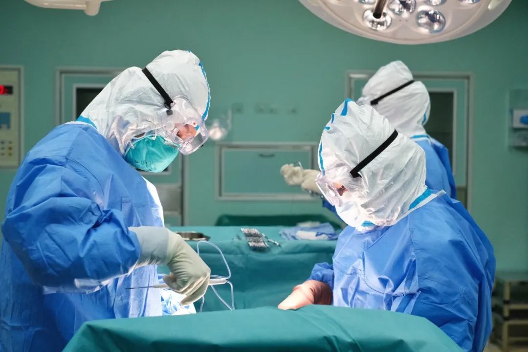 执信故事梁慧超在三级防护下为新冠肺炎患者做手术
