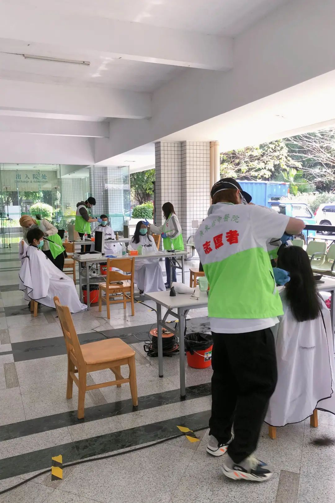  点击图片可查看大图 感动活动结束医护人员完成剪发后顿时精神