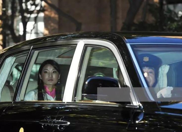 原创29岁佩玛车窗照曝光跟不丹国王全程零交流怀二胎后依旧高冷