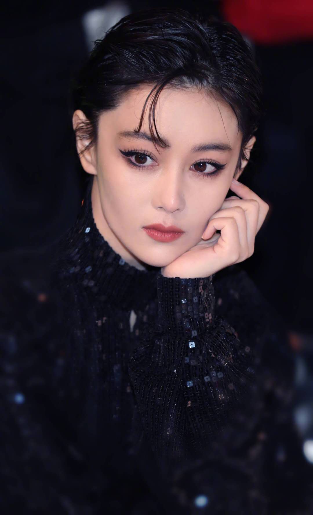 1/ 12 近日,张馨予晒出一组近照,配文:"再吃两天要开始减肥了".