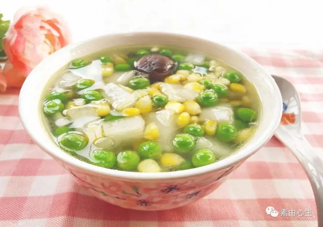 一,萝卜豌豆菌菇汤清肠美食推荐如下:容易积食的孩子,可以尝试一周里