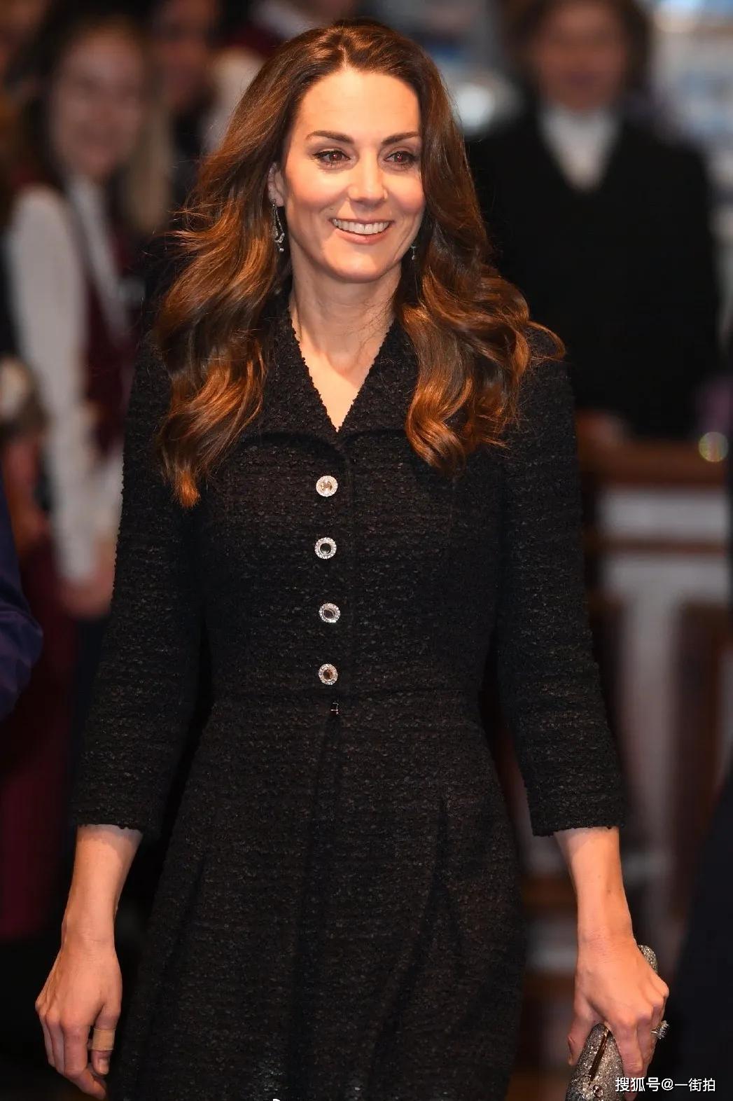 凯特王妃出席活动爱潘妮裙配水晶鞋显皇族气质梅根比不上
