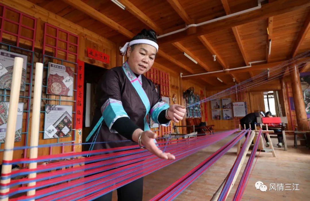 2月23日,侗族婦女在三江侗族自治縣同樂苗族鄉同樂村平溪屯理紗織錦.