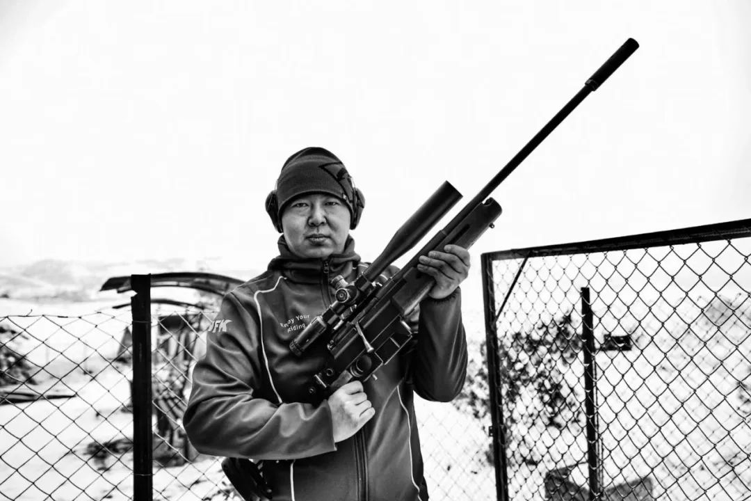 狙击枪后坐力还是比较大,射击的时候需要把肩膀顶紧枪托,不然很有可能