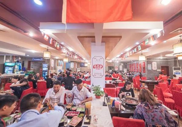 25年来天天排队这家火锅店客人爆满的经营秘诀是什么