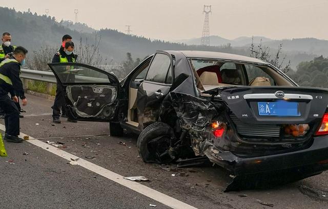 g65包茂高速路桂林段突发连撞事故一小车乘客全遇难