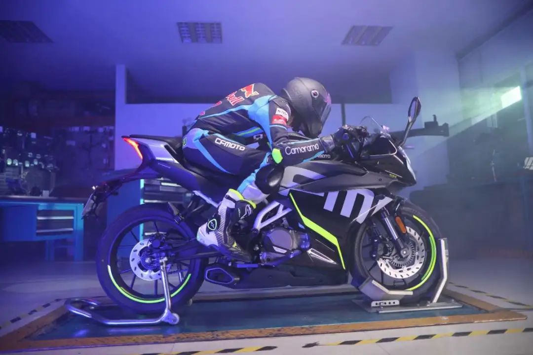 首发黑白双色你们要的春风250sr将在28号公布价格