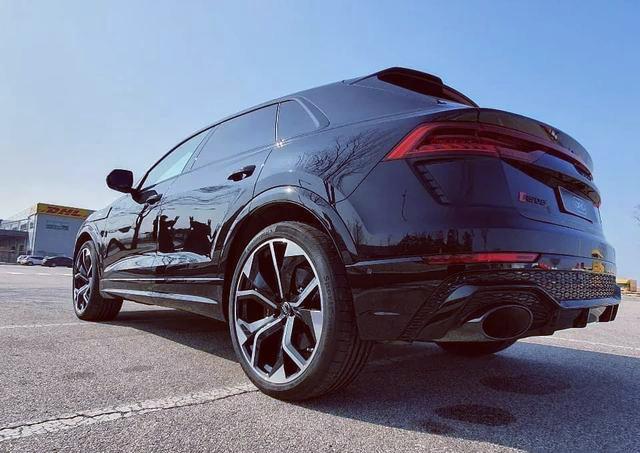 奥迪rs8 实车海外现身,全黑车身 大口径排气,最大马力600匹