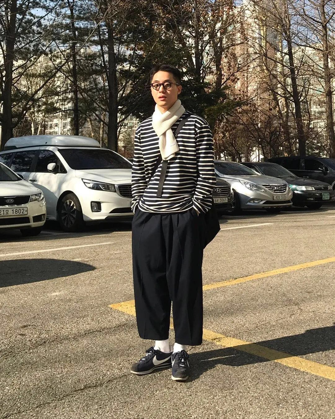 这种黑裤+白袜+黑鞋的搭配确实很帅但是会显腿短介意的话要谨慎