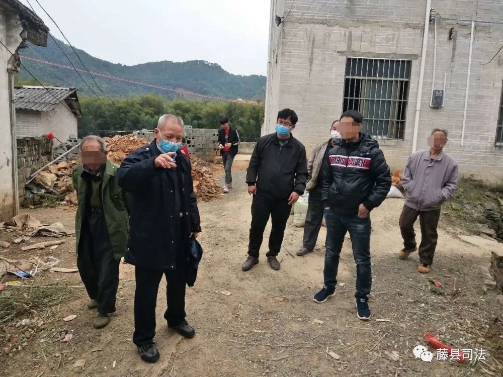 纠纷现场,王某已将何某房屋边排水沟堵塞,并在争议的塘基上砌石头建大