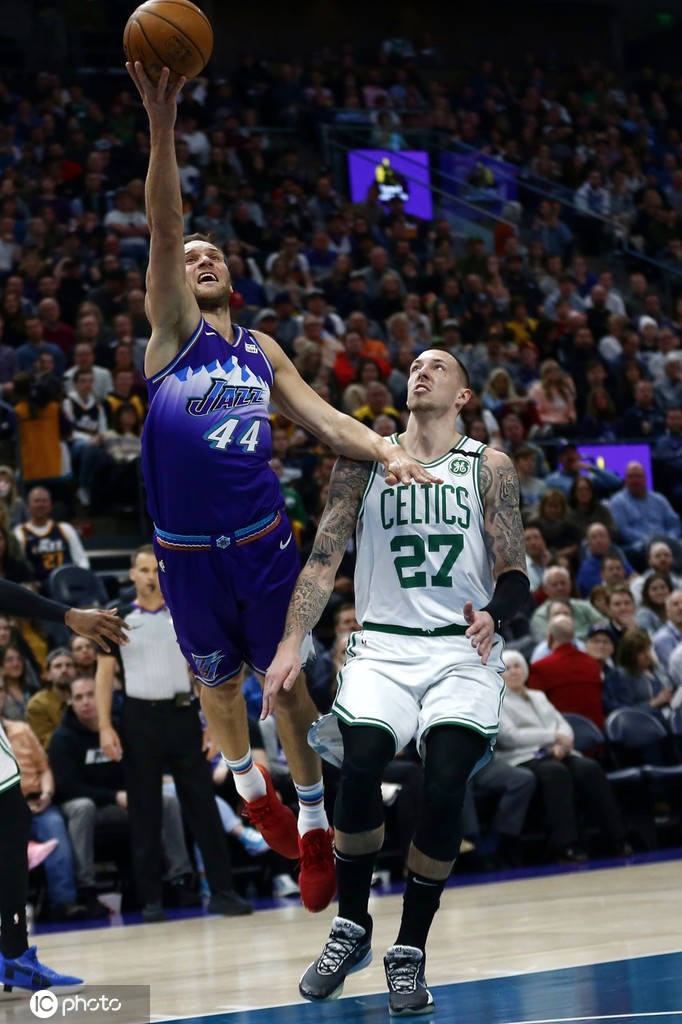 高清图:绿军胜爵士 塔图姆后仰跳投米切尔劈扣