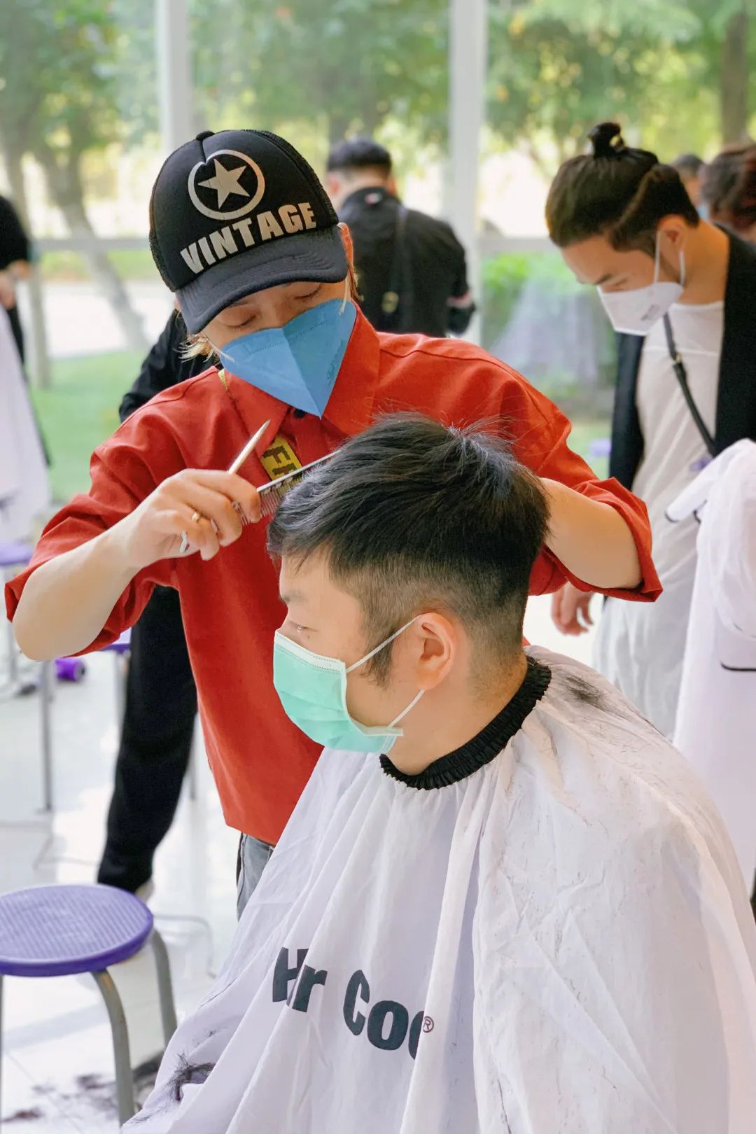  点击图片可查看大图 感动活动结束医护人员完成剪发后顿时