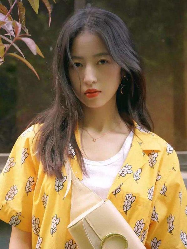 娱乐圈现在的女神可以说是越来越多,但周雨彤的长相还是很容易辨认的