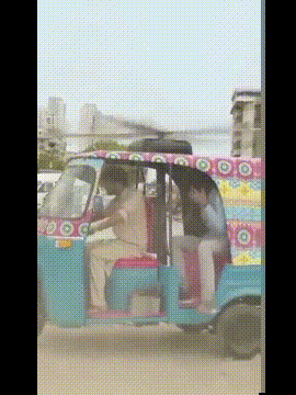 这是印度电影么 改装蹦蹦车飞上天了