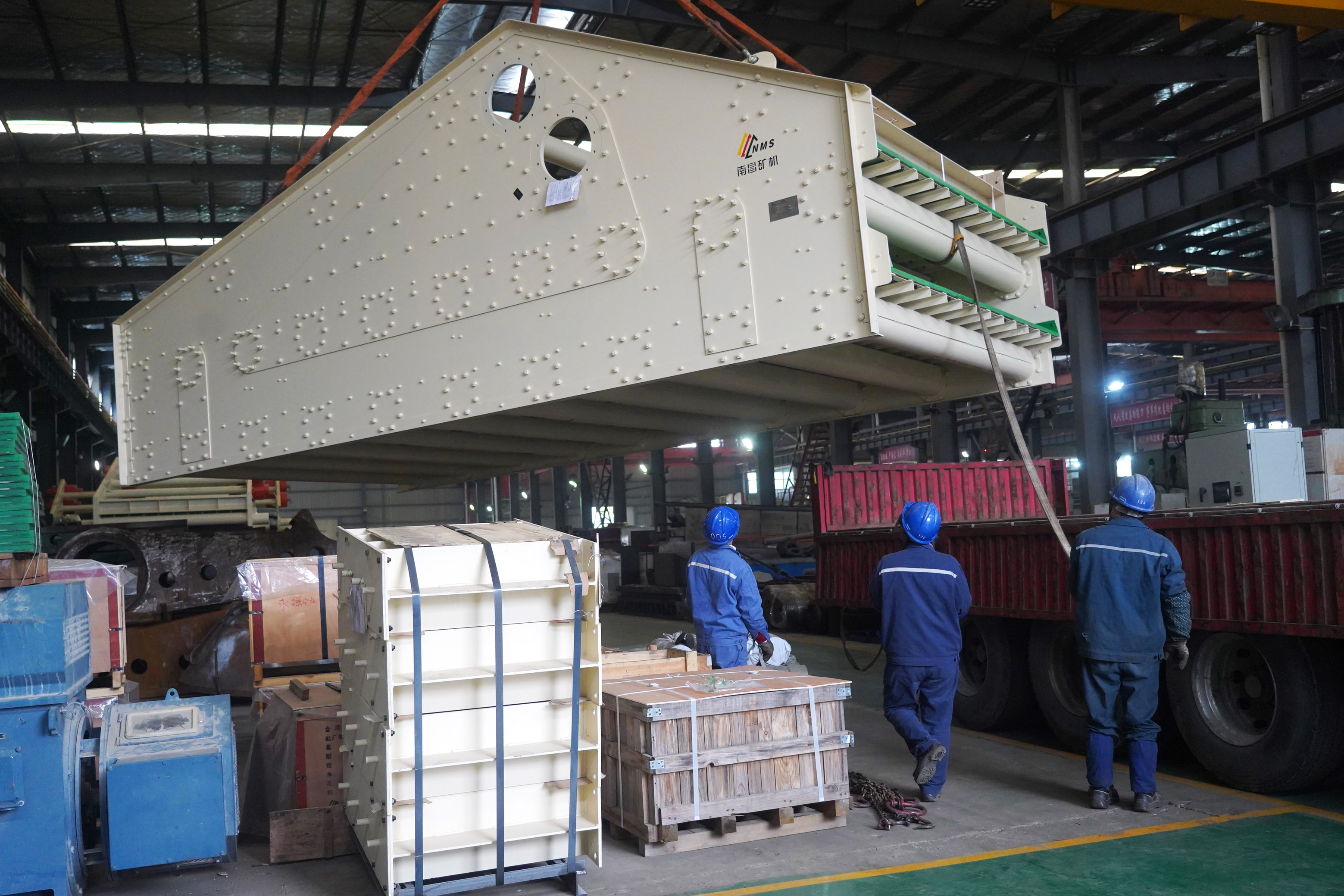 2月27日,在南昌矿山机械公司的工厂内,工人在加工机械设备零件.