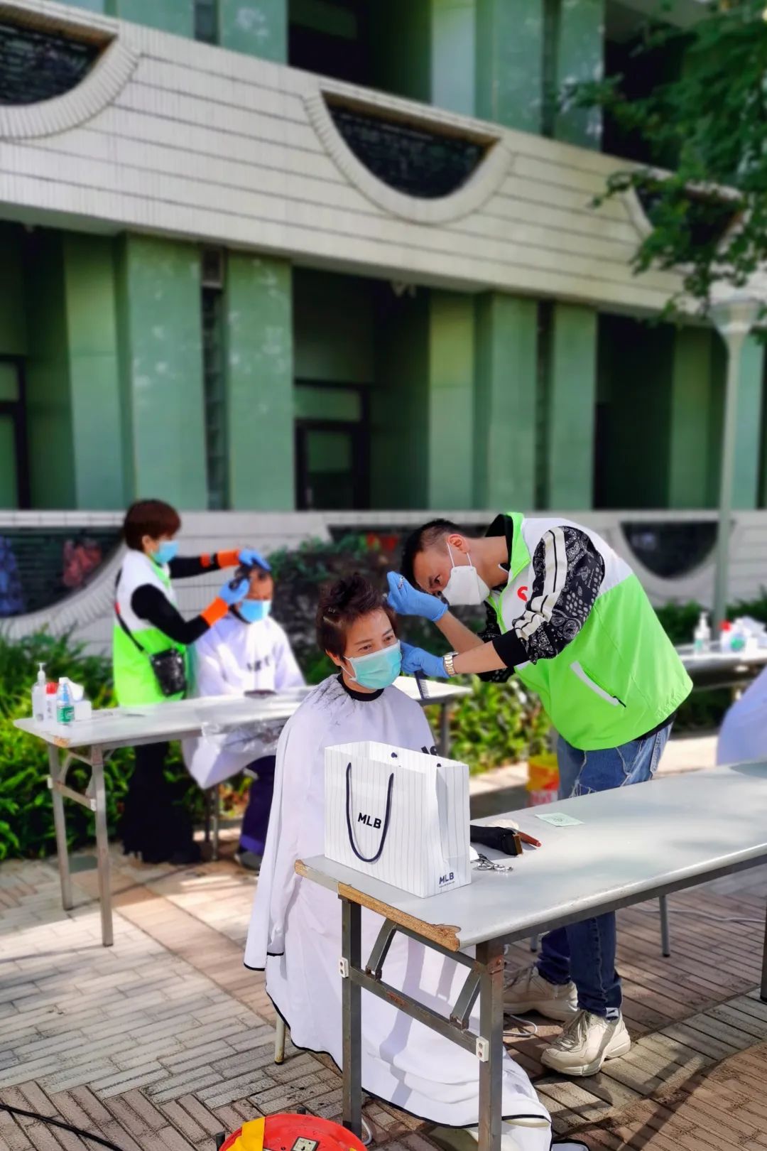  点击图片可查看大图 感动活动结束医护人员完成剪发后顿时精神