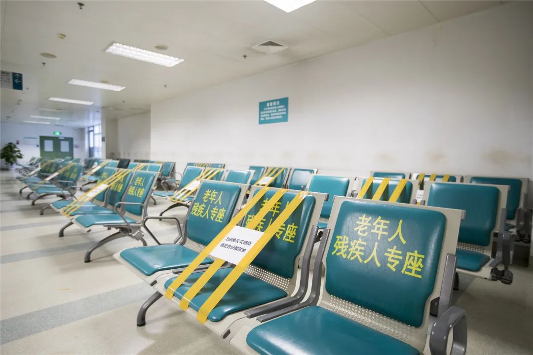 预约就诊不扎堆间隔一米有距离让大家降低感染风险