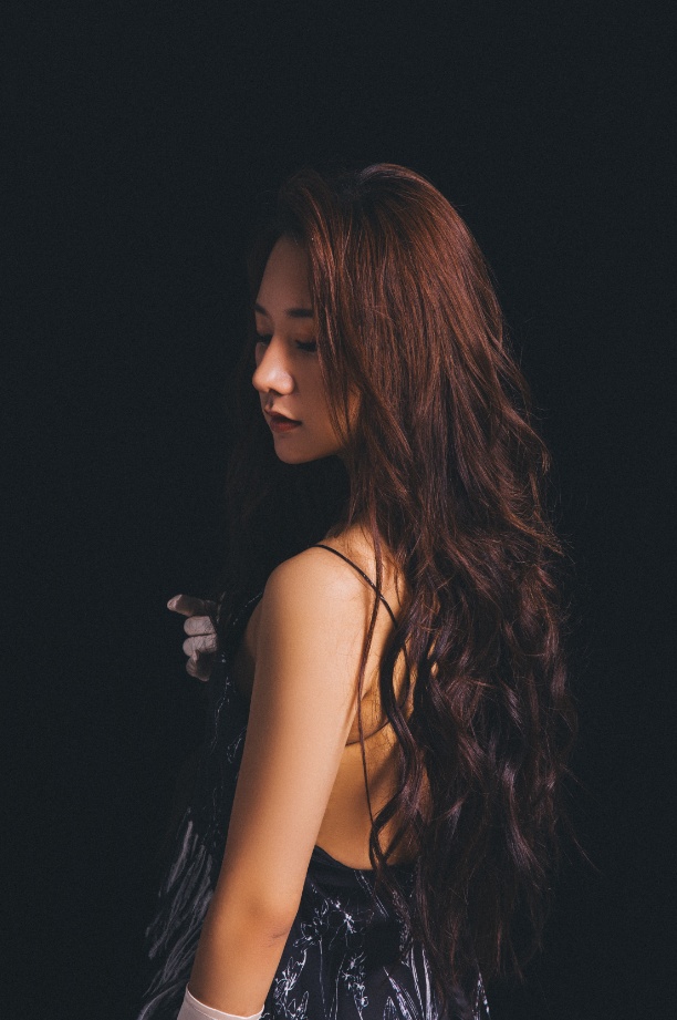 邓黑妞擅长刺客英雄,特别是兰陵王,花木兰和赵云,经常