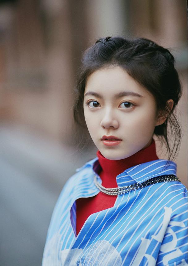 原创赵今麦才17岁就这么会穿白色长袖搭背带裤青春靓丽又活力十足