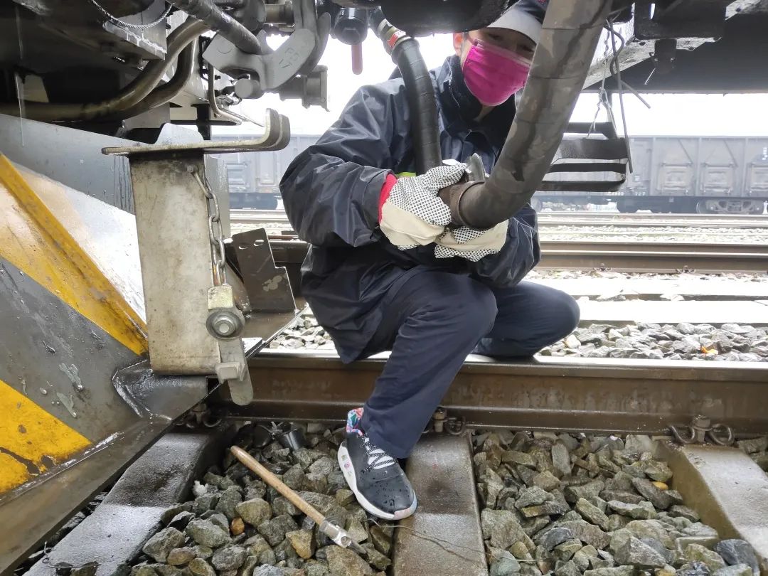 秦椿淇严格落实作业标准,防止了一起可能发生的列车管系故障.