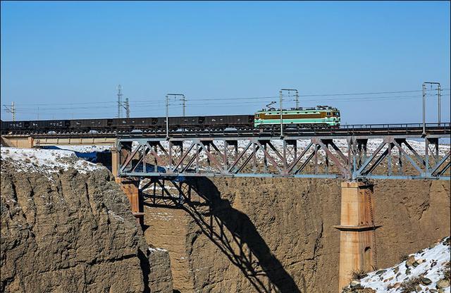 7521次列车驶过一号桥,峡谷两侧的山体与地面近乎垂直在上亿年的淘刷