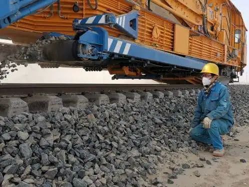 奋斗的故事南疆喀和线108公里道床清筛任务圆满完成