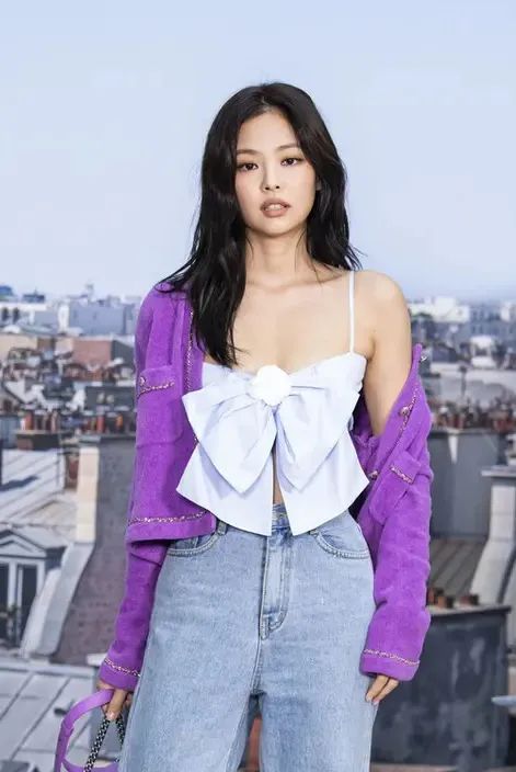 不过这件事根本没掀起多大的水花,大家都觉得她是在蹭夏夏的热度.