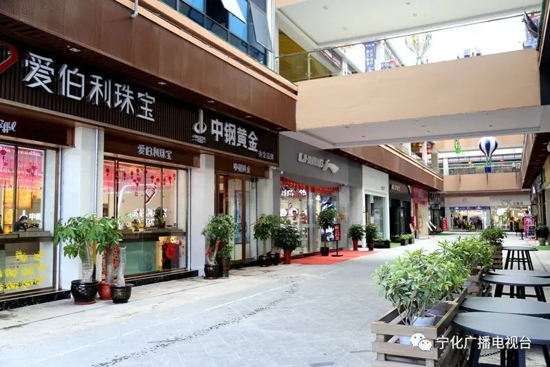 在宁化县万星广场,记者看到广场内除电影院,ktv,儿童乐园等娱乐场所外