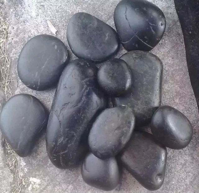 图1,图2为极品墨玉原石,下图则是奸商眼中的墨玉"近亲"黑碧石.